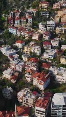 Hava tarihi kale şehri. Eski ve yeni mimarinin bir karışımının dikey görüntüleri.