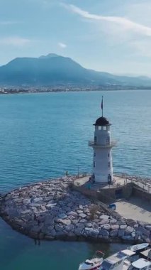 Hava feneri ve deniz manzarası. Nefes kesici bir deniz manzarasının dikey görüntüleri.