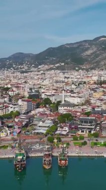 Yat limanlarının havadan görünüşü. Zarif bir sahil limanının dikey görüntüleri.