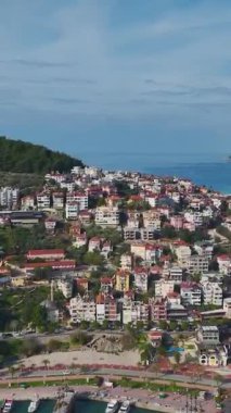 Hava limanı şehri silüeti. Manzaralı bir deniz kenarı kentsel alanının dikey görüntüleri.