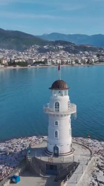 Hava limanı deniz feneri. Güzel bir sahil kaçamağının dikey görüntüleri..