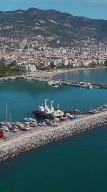 Hava römorkörleri dinleniyor. Denizcilik operasyonlarının dikey görüntüleri.