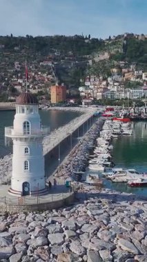 Gün batımında havadan deniz feneri. Büyülü bir denizcilik sahnesinin dikey görüntüleri.