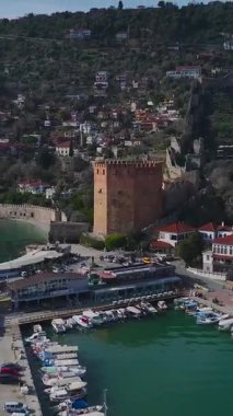 Havadaki baskın kale manzarası. Tarihi bir savunma kalesinin dikey görüntüleri.