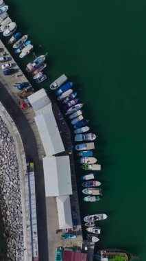 Havacılık limanı ve şehir silüeti. Modern bir liman ayarının dikey görüntüleri.