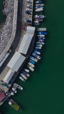 Hava seyir botu yanaşıyor. Canlı bir deniz turizminin dikey görüntüsü.