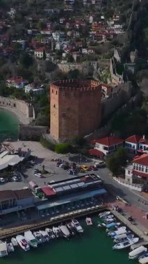 Hava kalesi ve martılar. Canlı bir sahil işaretinin dikey görüntüleri.