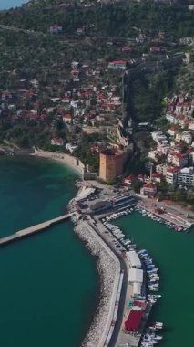 Kalenin üzerinde hava gündoğumu. Alanya 'da yeni bir günün dikey görüntüleri.