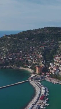 Hava gece kalesi manzaralı. Alanya 'nın tarihi cazibesinin dikey görüntüleri.