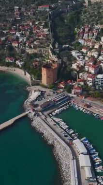 Kalenin üstündeki gökyüzü temiz. Mükemmel bir gezi gününün dikey görüntüsü.