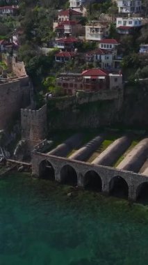 Hava ziyaretçileri tarihi araştırıyor. Kültürel turizmin dikey görüntüleri.