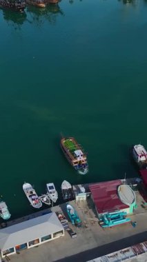 Gün batımında hava yatları. Barışçıl ve romantik bir deniz manzarasının dikey görüntüleri.