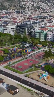 Basketbol maçının havadan görünüşü. Heyecan verici bir spor sahnesinin dikey görüntüleri.