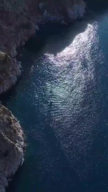 Hava sahili deniz manzarası. Çarpıcı doğal bir manzaranın dikey görüntüleri..