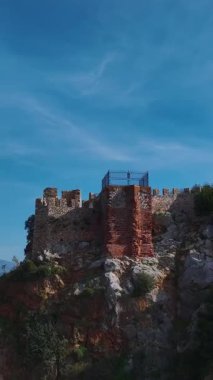 Havadan kaya oluşumu ve okyanus. Huzurlu bir sahil manzarasının dikey görüntüsü.