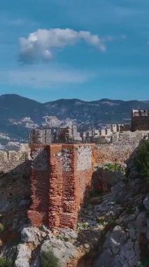 Uçan engebeli kıyı şeridi ve deniz. Doğal bir cennetin dikey görüntüleri.