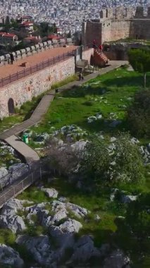 Deniz mağaraları olan bir uçurum. Gizli bir sahil hazinesinin dikey görüntüleri..