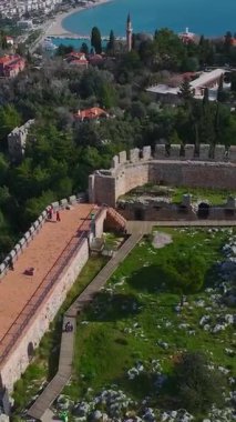 Uçan deniz kayalıkları ve dalgaları. Engebeli bir kıyı şeridinin dikey görüntüleri.