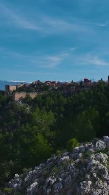 Hava doğal kaya köprüsü ve deniz. Jeolojik harikanın dikey görüntüleri.