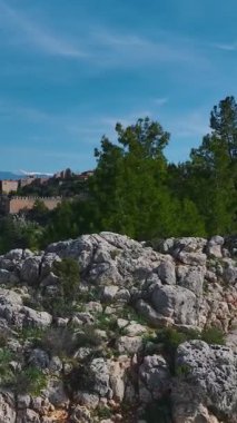 Havadan okyanus uçurumu günbatımı. Büyülü bir akşam deniz manzarasının dikey görüntüleri.