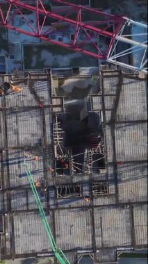 Havadaki altın saat şantiyesi. Manzaralı endüstriyel manzaranın dikey görüntüleri.