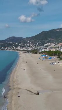 Hava tropikal plaj manzarası. Huzurlu bir okyanus cennetinin dikey görüntüleri.