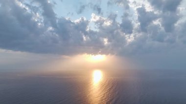 Huzurlu ve resimli bir deniz manzarası.