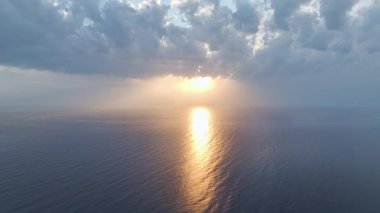 Büyüleyici ve dinamik bir kıyı anı.