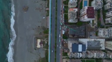 Huzurlu ve dinamik bir akşam manzarası.