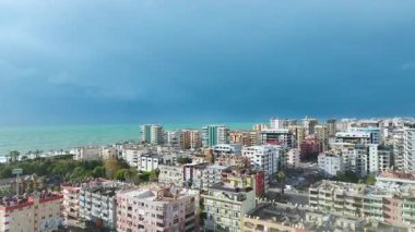 Huzurlu ve resimli bir sahil manzarası.