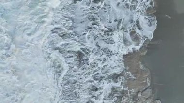 Büyüleyici ve dinamik bir deniz kenarı anı.