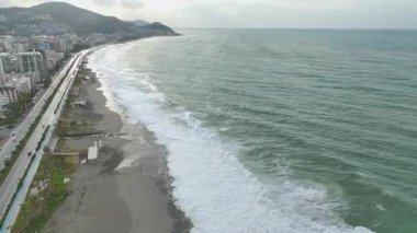 Kumsal dramatik okyanus enerjisi altında gelişir..