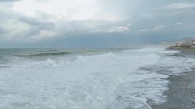 Büyüleyici ve canlı bir deniz manzarası..