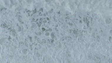 Güçlü dalgalar büyüleyici bir kıyı manzarası yaratır..