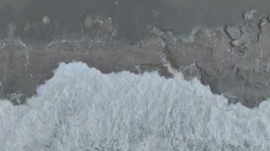 Büyüleyici ve huzurlu bir sahil zemin.