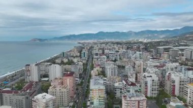 Yukarıdan büyüleyici bir şehir manzarası.