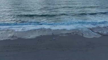 Büyüleyici ve canlı bir kıyı anı.