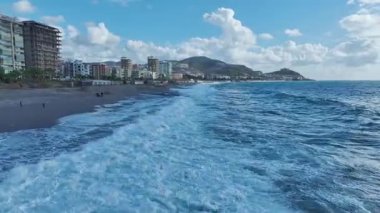 Dramatik ve resimli bir deniz manzarası.