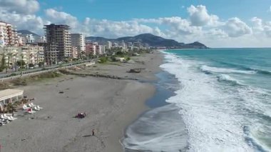 Dinamik ve dinamik bir sahil manzarası.