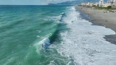 Dinamik ve büyüleyici bir kıyı anı.