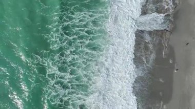 Canlı ve büyüleyici bir okyanus görüntüsü.