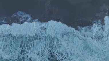 Kıyı şeridi dramatik okyanus dalgaları altında gelişiyor..