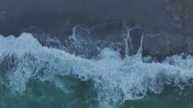 Kıyı şeridi fırtına aktiviteleriyle dolu..