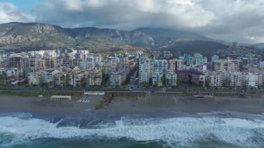 Görkemli dalgalar sahili köpükle çeviriyor..