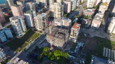 Canlı bir inşaat projesinde verimli faaliyet.