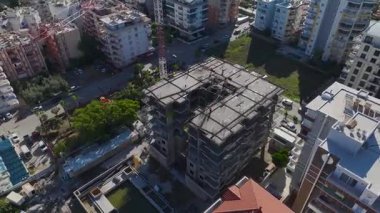 Hareketli bir inşaat sahasında aktif ilerleme.