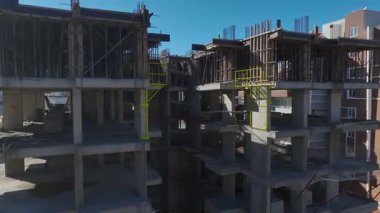 Etkin ve canlı bina havada ele geçirildi.