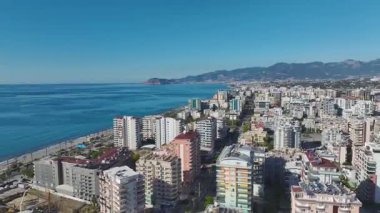 Deniz kenarında sakin bir şehir ortamı.