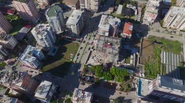 Dinamik ve detaylı bir çalışma sahnesi.