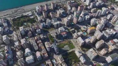 Sakin ve resimli bir sahil kenti manzarası..